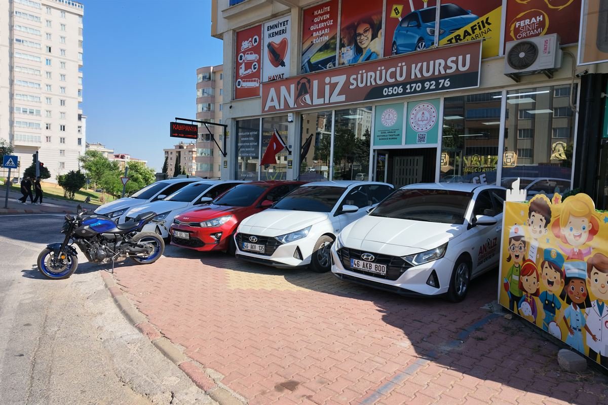 Analiz Sürücü Kursu eğitim araç filosu kurum önünde