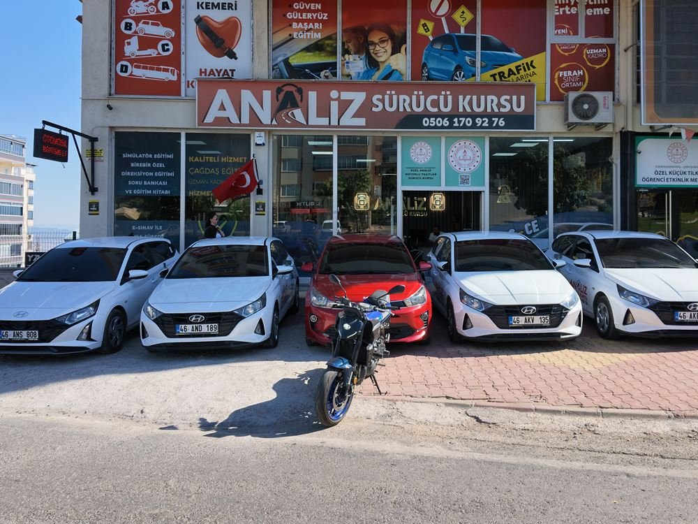 Analiz Sürücü Kursu B sınıfı eğitim araçları kurum önünde sıralı